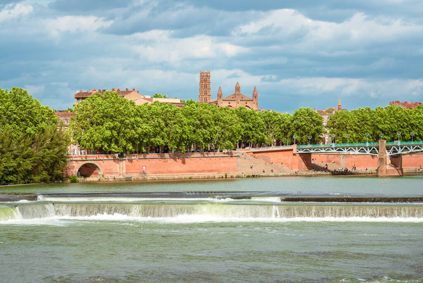 Vista panorâmica de Toulouse do rio Garonne, Le Bazacle, Canal de Brienne e convento Jacobins - Foto, Imagem