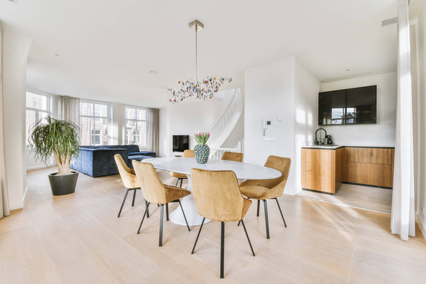 Lichte eetkamer in een modern luxe huis - Foto, afbeelding