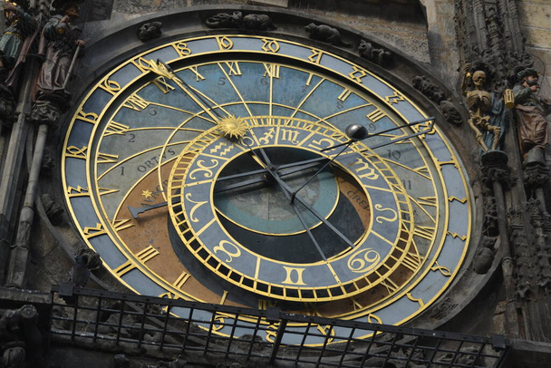 Un gran reloj con colores dorados en la ciudad - Foto, imagen