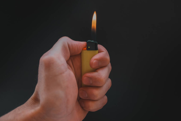 Man hand holding burning lighter. - Fotoğraf, Görsel