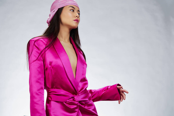 портрет женщина яркий макияж розовый мини платье в современном стиле студийной модели. Высокое качество фото - Фото, изображение