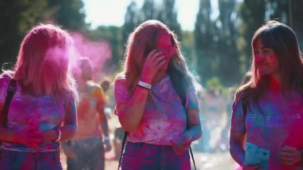 UKRAINE, KYIV - JUNE 15, 2019: Щасливі молоді дівчата танцюють і святкують під час фестивалю кольорів Холі. Народ - Кадри, відео