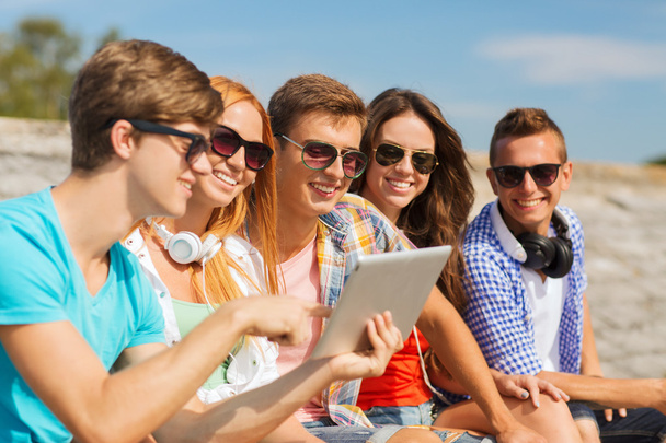 group of smiling friends with tablet pc outdoors - Valokuva, kuva