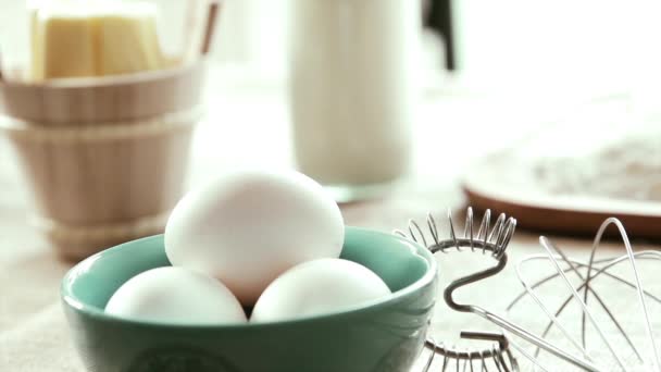 Λευκό αυγά, να παρθεί, αργή κίνηση - Πλάνα, βίντεο