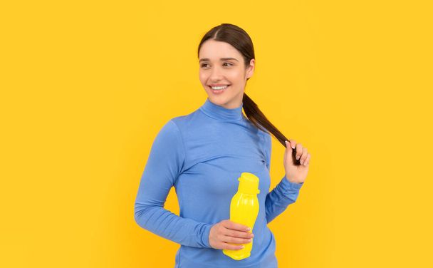 щаслива молода дівчина тримає спортивну пляшку з водою, здоров'я
. - Фото, зображення