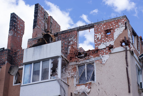 συνέπειες των ρωσικών εγκλημάτων πολέμου. Κατέστρεψαν σπίτια στην Ιρπιν Σίτυ, Ουκρανέ. οβίδα όλμου χτύπησε κάποιον σπίτι κατά τη διάρκεια του πολέμου. - Φωτογραφία, εικόνα