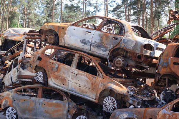 ウクライナでの戦争。車の墓地。民間人の車を撃った。ロシアのウクライナへの戦争。燃えて車を爆破した。車のシェルの後に破損した。イルピン・ブチャ。戦争犯罪. - 写真・画像