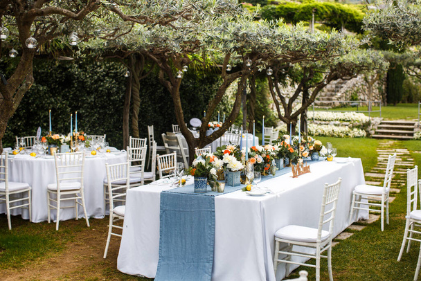 Stůl prostřený pro svatbu nebo jinou cateringovou večeři na zahradě - Fotografie, Obrázek