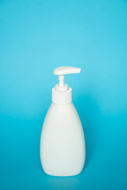 Liquid container for gel, lotion, cream, shampoo, bath foam. Cosmetic plastic bottle with white dispenser pump. Mock up template for design - Foto, Bild