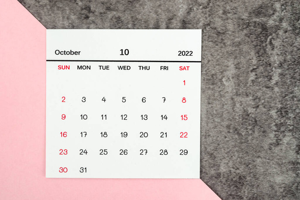 Top views Naptár íróasztal Október a hónap a szervezők számára, hogy tervezzen és emlékeztessen az asztalra háttér. - Fotó, kép