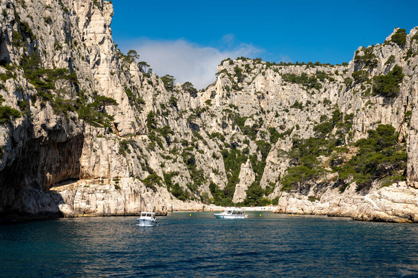 Näkymä Calanque d 'En-vau valkoinen hiekkaranta lähellä Cassis, vene retki Calanques kansallispuisto Provence, Ranska - Valokuva, kuva