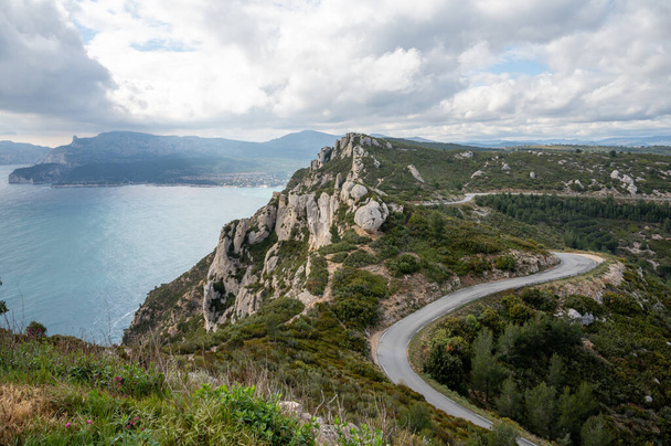 Trasa turystyczna D141 z La Ciotat do Cassis, panoramiczny widok na błękitne morze, klify wapienne i zielony las sosnowy, wakacje w Prowansji, Francja - Zdjęcie, obraz