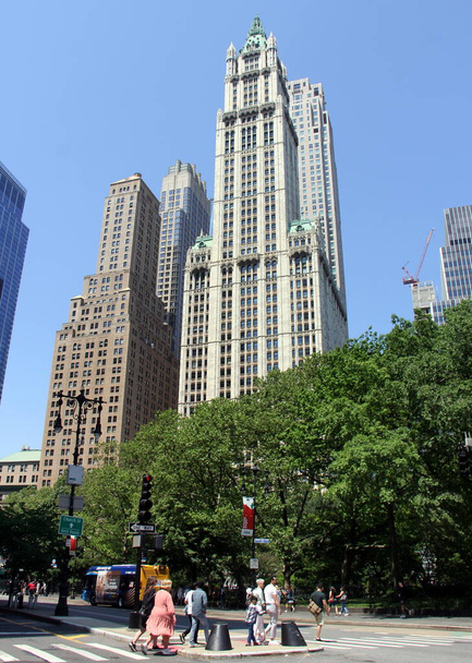 New York, NY, USA - May 21, 2022: Street scene in Lower Manhattan by the City Hall Park, Woolworth Building in the background - Foto, Imagen