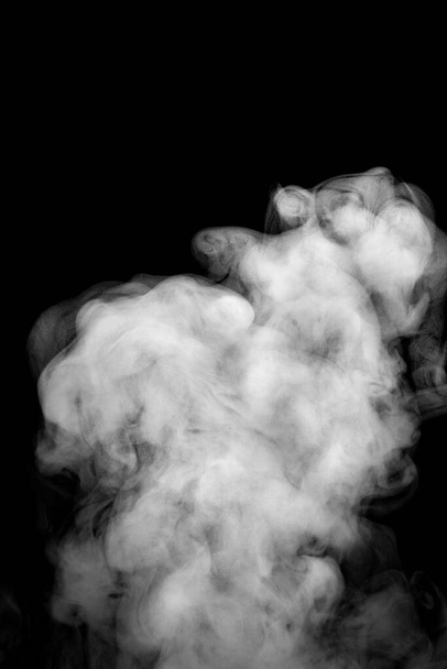 λευκό καπνό απομονωμένο, αφηρημένη σκόνη, σπρέι νερού σε μαύρο φόντο. - Φωτογραφία, εικόνα