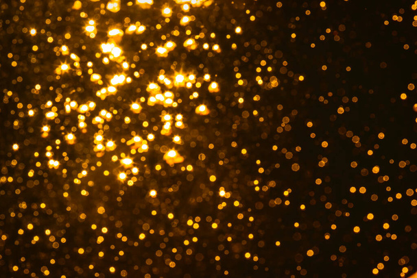 Zlatý bokeh světel s černým pozadím - Fotografie, Obrázek