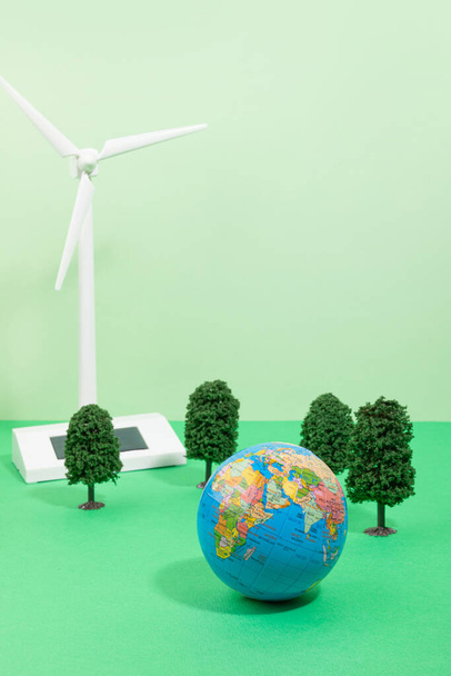 chránit Zemi a životní prostředí koncept, větrné turbíny, stromy a zemské miniatury - Fotografie, Obrázek