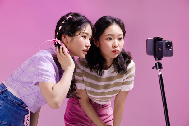 mz generation asiatisch-koreanische Hipster-Influencerin, Schöpferkonzept: Erstellung von Kurzform-Videoinhalten - Foto, Bild