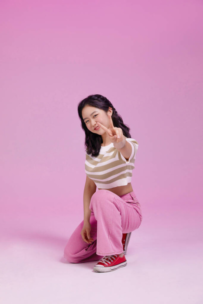 mz generation Asian Korean female hipster : confident pose - Foto, immagini