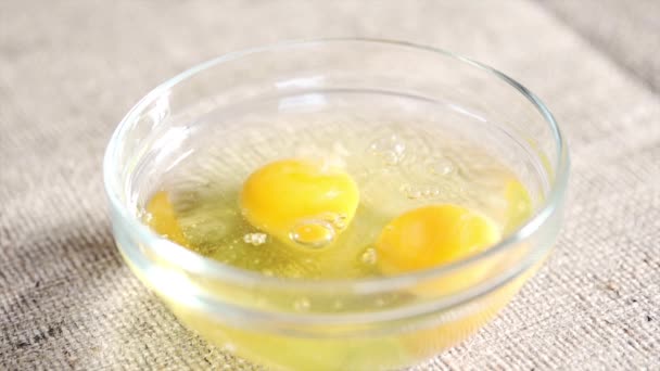 Vytloukání vajec pro vaření, zpomalené - Záběry, video