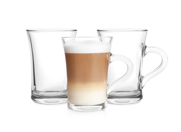 Tyhjät lasikupit ja aromaattinen kahvi valkoisella pohjalla - Valokuva, kuva
