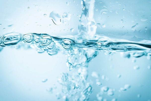 Burbujas de aire azul bajo el agua uso fresco para el fondo - Foto, imagen