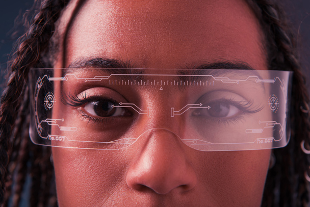 Vue recadrée de la femme afro-américaine en lunettes intelligentes regardant la caméra - Photo, image