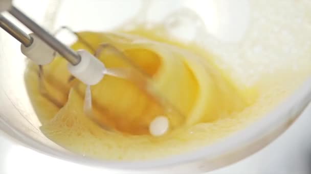 Huevos revueltos con batido, cámara lenta
 - Metraje, vídeo