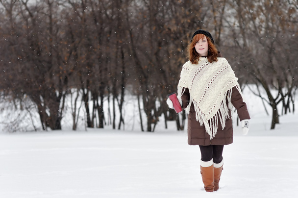 Young beautiful woman in winter park  - Foto, Imagen