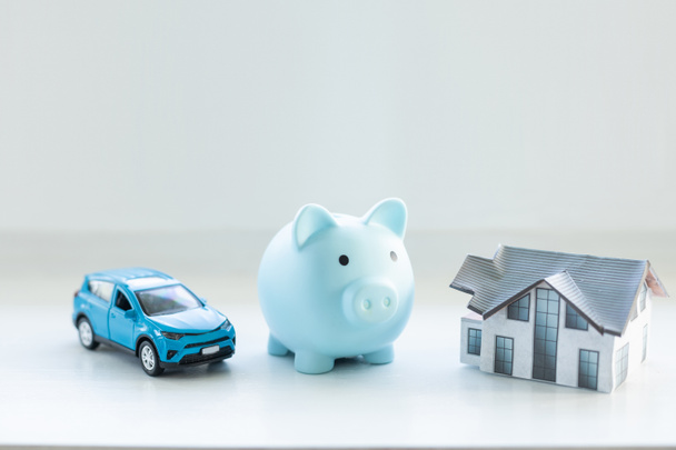 Hucha ahorros financieros para la casa y el coche. Compra y alquiler de bienes raíces y concepto de transporte - Foto, Imagen