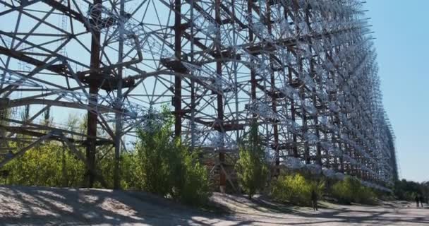 pared gigante de antenas militares de metal de la URSS, un arco de radar, una instalación secreta abandonada en Chernobyl, Ucrania. Imágenes de alta calidad 4k - Imágenes, Vídeo