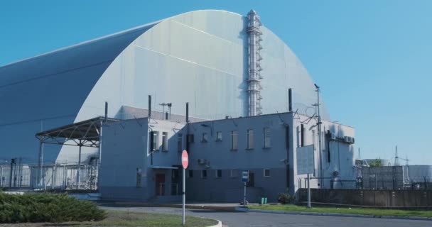 Çernobil nükleer santralinin yok olan reaktörünün üstündeki lahit. Dev metal hangar, radyasyon koruması. Hiç insan yok, rüzgarlı hava. Yüksek kalite 4k görüntü - Video, Çekim