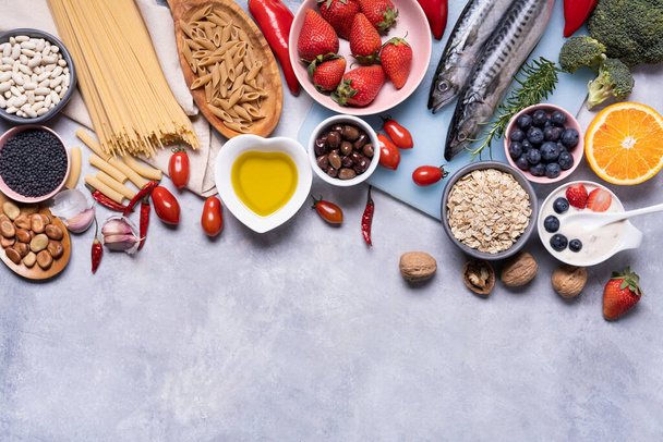 на текстурированном фоне разнообразие средиземноморской здоровой пищи на основе ножек, рыбы, овощей, фруктов и овощей - Фото, изображение