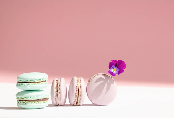 Гурманський французький макаронний десерт різних пастельних кольорів
 - Фото, зображення