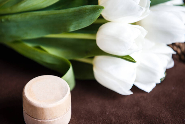 Kytice z bílých tulipánů a krabice na snubní prsteny. - Fotografie, Obrázek