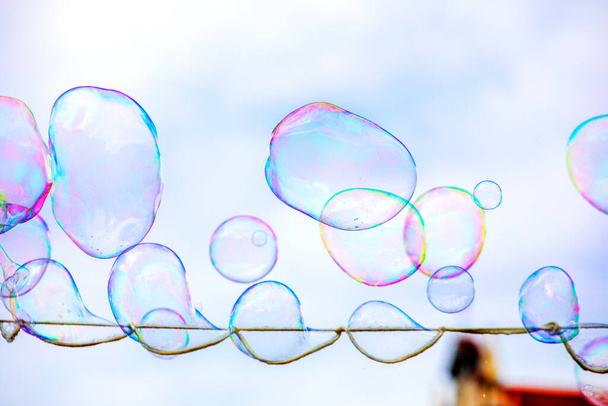 criar bolhas de sabão contra o céu azul, horizonta - Foto, Imagem