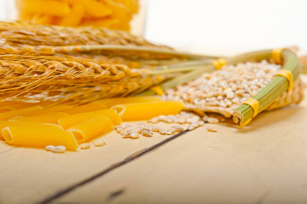 イタリアのショート パスタのペンネ デュラム小麦粒 - 写真・画像