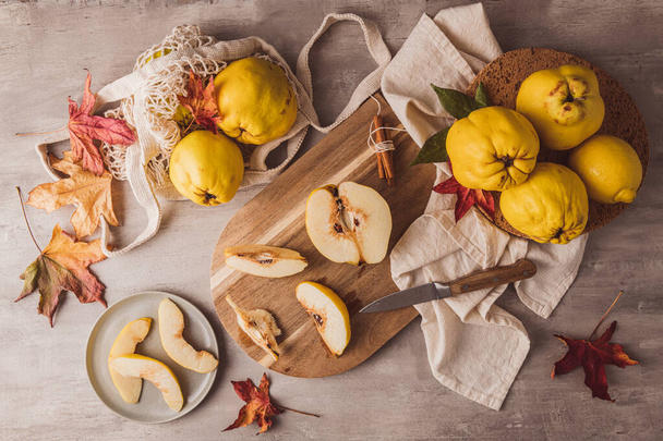 Membrillos enteros y cortados en rodajas. Fruta fresca para preparar recetas con canela y limón. Un ingrediente esencial para una dieta saludable - Foto, imagen