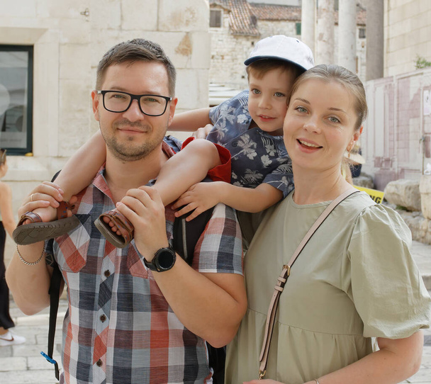 A young family travels around Europe and gets acquainted with local attractions. - 写真・画像