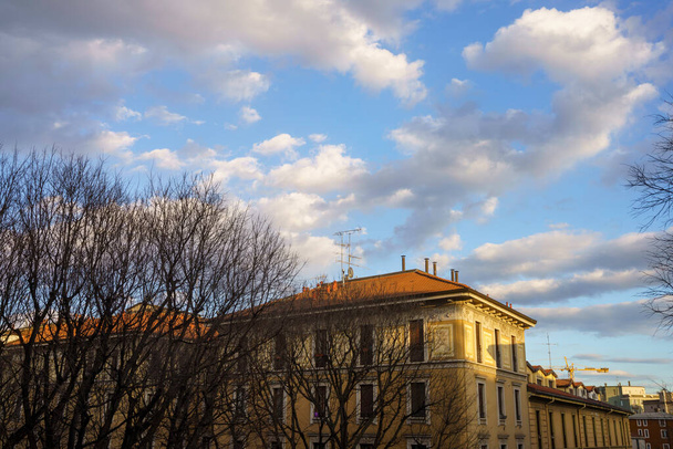 Μιλάνο, Λομβαρδία, Ιταλία: παλαιά τυπικά κτίρια κατοικιών κατά μήκος της οδού Piero della Francesca - Φωτογραφία, εικόνα