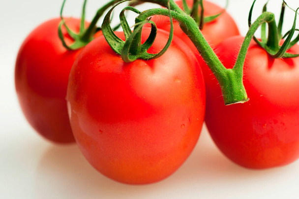 Auringonpaiste tuoreet tomaatit puinen leikkuulauta - Valokuva, kuva