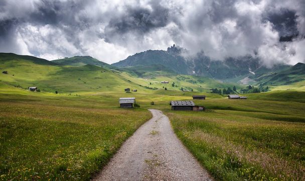 Котеджі та краєвиди на Seiser Alm in the Dolomites - Фото, зображення