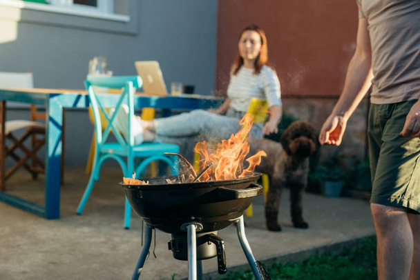 primo piano di barbecue e fuoco. famiglia preparazione bbq in cortile - Foto, immagini