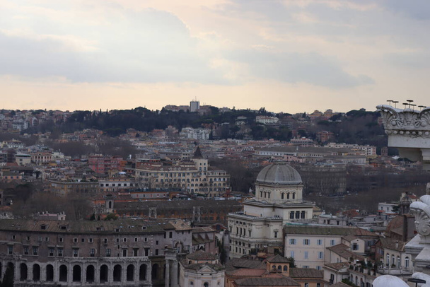 ROME, ITALIA - 05 helmikuu 2022: Panoraamanäkymät Colosseumin ympäri Rooman kaupungissa, Italiassa. Taustalla kylmä ja harmaa taivas. Makro valokuvaus vihreät puistot vanhoja rakennuksia. - Valokuva, kuva