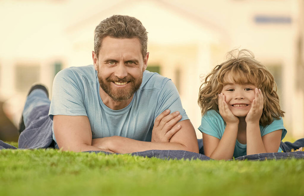 pai feliz com a criança relaxar juntos na grama parque verde, família. - Foto, Imagem