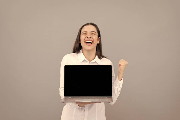 Gerente de oficina listo para videoconferencia. mujer feliz mostrando la pantalla del ordenador portátil. portátil inalámbrico moderno. webinar anuncio de PC. empresaria presentando producto. éxito. presentación en ordenador. - Foto, Imagen
