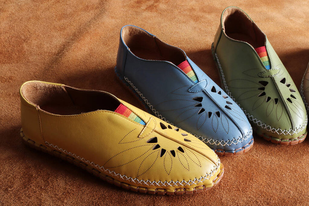 жіноче взуття в різних кольорах
 - Фото, зображення