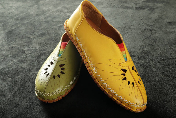 женская обувь различных цветов - Фото, изображение