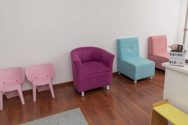 Kolorowe fotele w poczekalni biura pediatrycznego. - Zdjęcie, obraz