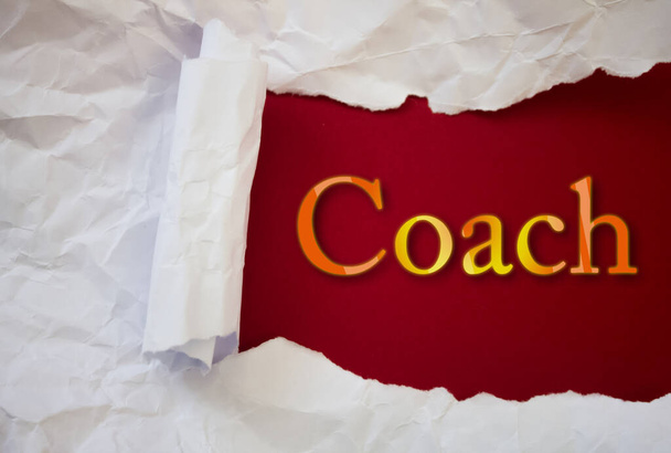 Coach Text mit zerrissenen, zerknitterten Weißbuch auf farbigem Hintergrund. - Foto, Bild