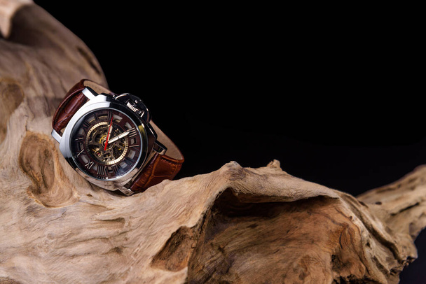 Primer plano de relojes de pulsera de hombre de lujo colocados en madera en fondo negro o aislados - Foto, Imagen